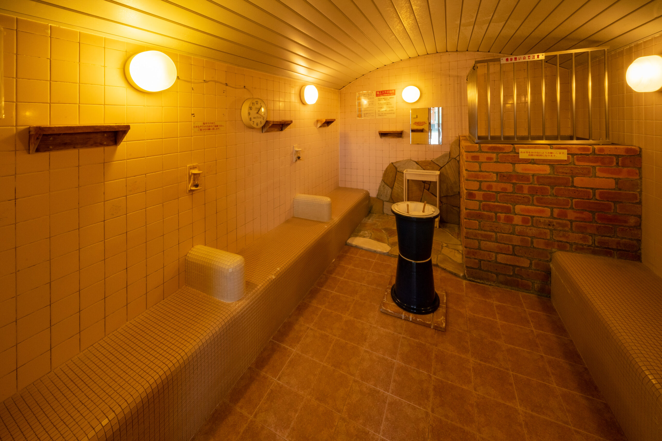 女性塩サウナ画像